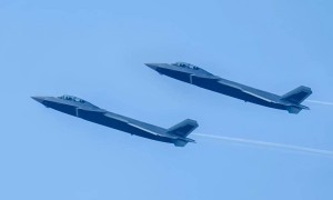 中国5代半战机横空出世，慌不择医的美国人，想求韩国买KF21救急