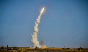 还打什么仗？林肯号航母刚被导弹打跑 福特号航空母舰又因火灾撤出战斗