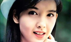 春晚10美亮相，58岁周慧敏给我美了一大跳