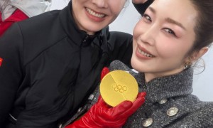 53岁歌手孙悦回应元宵晚会意外滑倒：这一跤，算是给大家拜了个“硬核”晚年