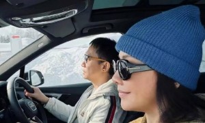 刘嘉玲梁朝伟大年初一，并肩赏雪滑雪共度新年，结婚18年依旧撒糖