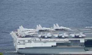 日本战机在辽宁舰附近盘旋，歼15出击雷达锁定，日防长却倒打一耙