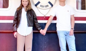 何超莲为母亲庆祝73岁生日，窦骁缺席，但娘家人来了不少