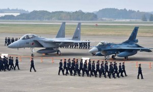 什么情况！中国航母“辽宁”舰前脚刚走，日本就派F-2演练攻击？