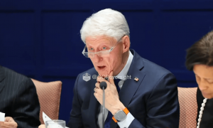 戏剧性画面公开！美国会公开克林顿夫妇听证会全程视频，希拉里一度愤怒拍桌离场