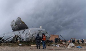 满载钞票军机坠毁！约5000万元人民币，数千人冲向残骸争抢，近30%被盗